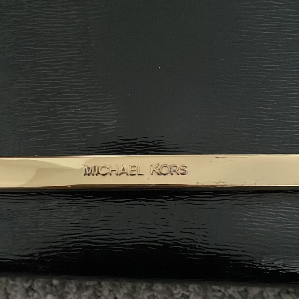 Michael Kors Shiny Black clutch with removable strap - Picture 3 of 9